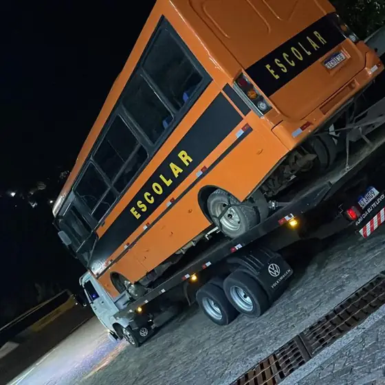 Ônibus escolar sobre plataforma em atendimento noturno