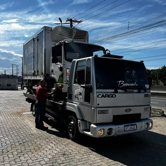 Caminhão baú refrigerado carregado na plataforma