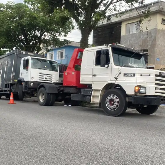 Guincho lança rebocando caminhão baú com a via sinalizada por cones