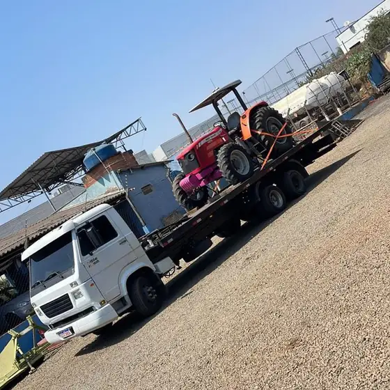 Máquina agrícola transportada sobre plataforma